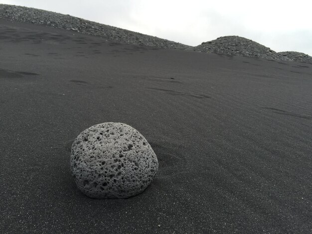 Foto pedra na areia contra o céu