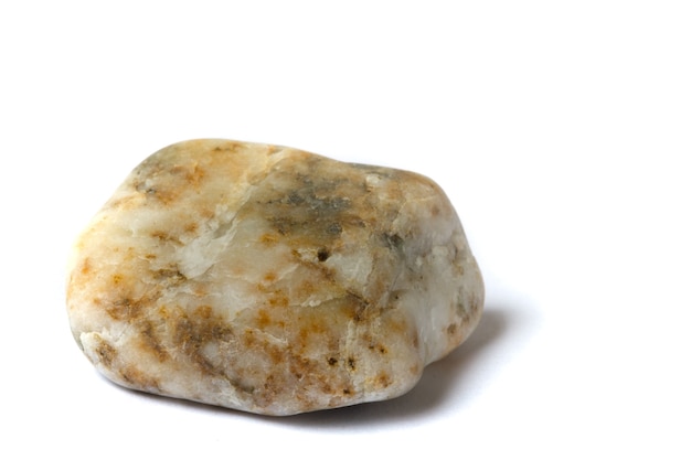 Pedra natural com sombra isolada no fundo branco. seixos do mar. Foto de alta qualidade