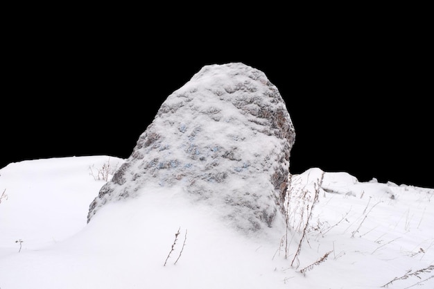 Pedra natural na neve isolada em fundo preto Foto de alta qualidade