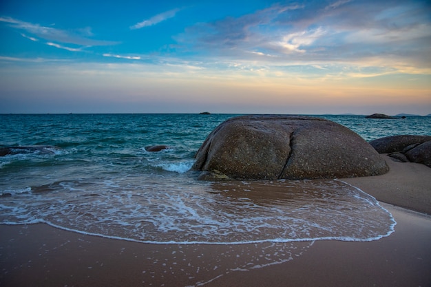 Pedra no mar báltico azul.