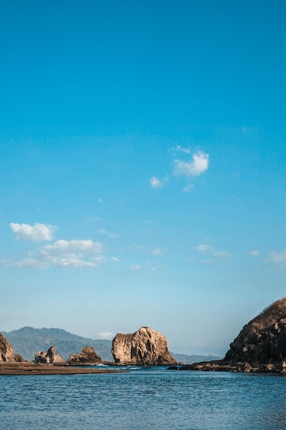 Pedra no meio da praia