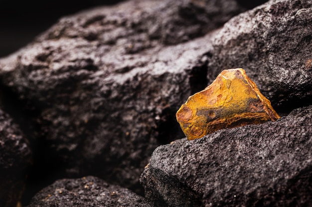 Pedra olho de tigre in natura, conceito de escavação, extração mineral de pedras exóticas