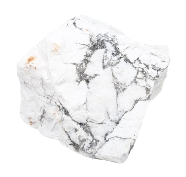 Foto pedra preciosa áspera de howlite isolada no branco