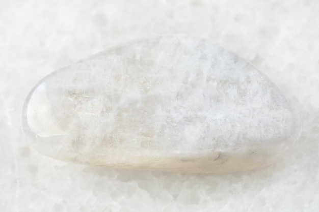 Pedra preciosa branca da adularia da pedra da lua no branco
