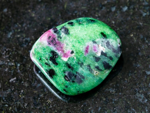 Pedra preciosa caída do anyolite do zoisite no escuro