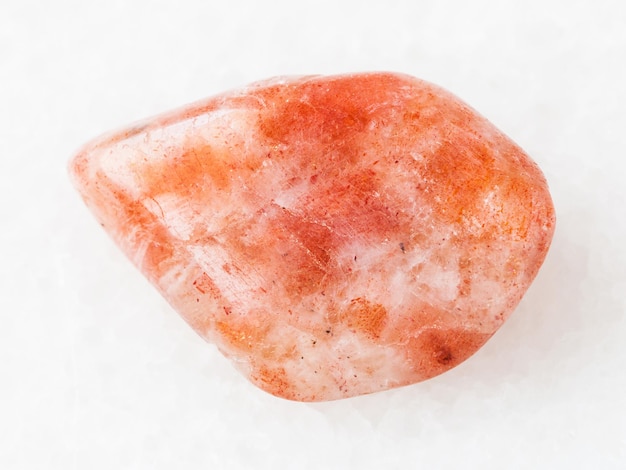 Pedra preciosa de heliolita sunstone caída em branco