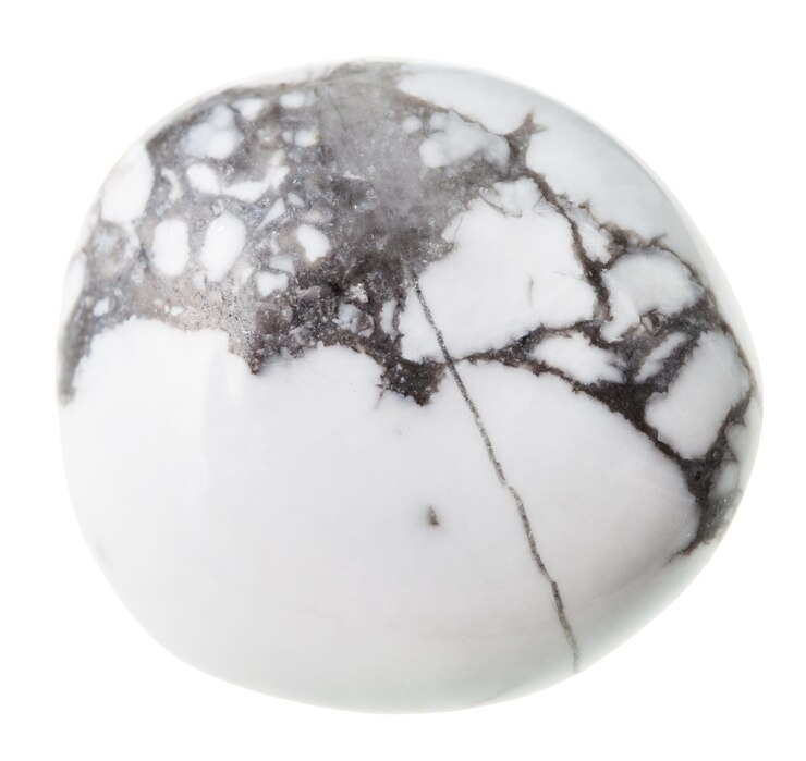 Foto pedra preciosa mineral caída de howlite isolada