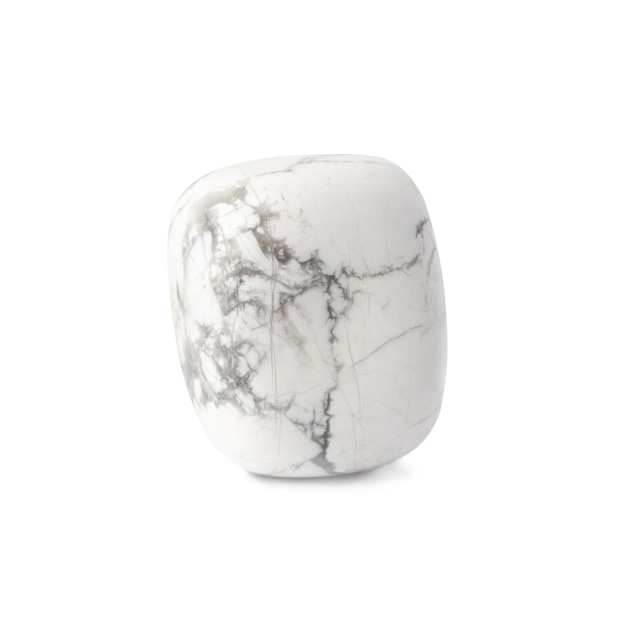 Pedra preciosa mineral semipreciosa natural howlita Isolada em um fundo branco Geologia