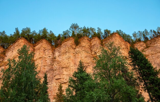 Pedra rochosa vetlan, montanhas urais, krasnovishersk, região de perm, rússia em raios de sol ao pôr do sol