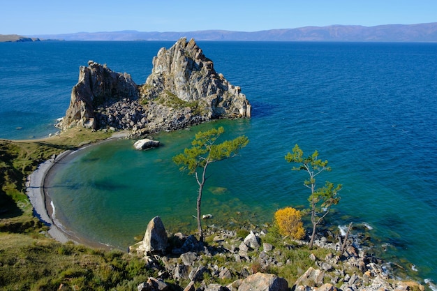 Pedra Shamanka no lago baikal perto de khuzhir na ilha olkhon na sibéria rússia em setembro