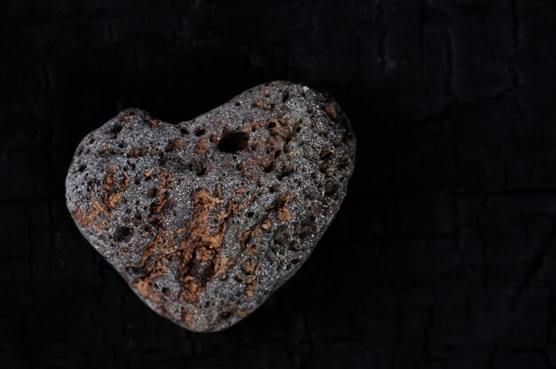 Pedra sob a forma de um coração em um fundo preto