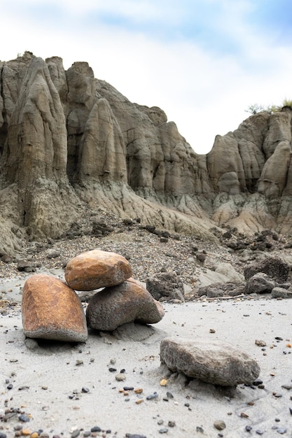 Foto pedras alaranjadas com formações rochosas cinzentas