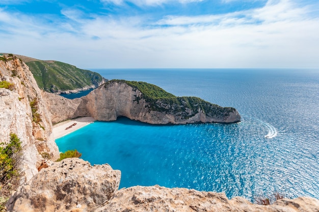 Pedras ao lado do mar contra o céu azul