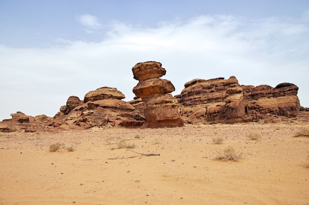 Pedras artísticas no deserto perto de al ula, na arábia saudita