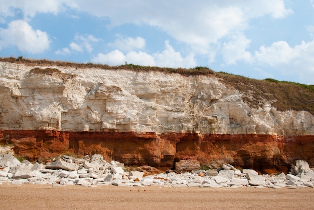 Pedras brancas da pedreira perto da praia. formações rochosas incríveis.