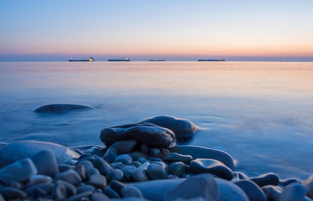Pedras da paisagem marinha na água