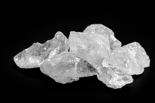 Pedras de alúmen de potássio ou alúmen de potássio chamado amestone é o sulfato duplo de alumínio e potássio amplamente utilizado para reduzir a transpiração