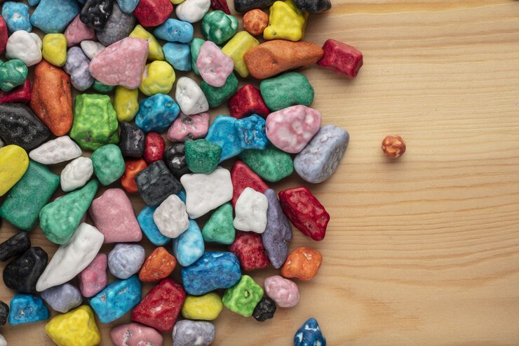 Foto pedras de doces de chocolate coloridas em fundo branco.