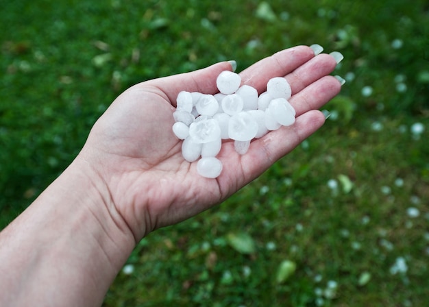 Pedras de granizo em uma mão