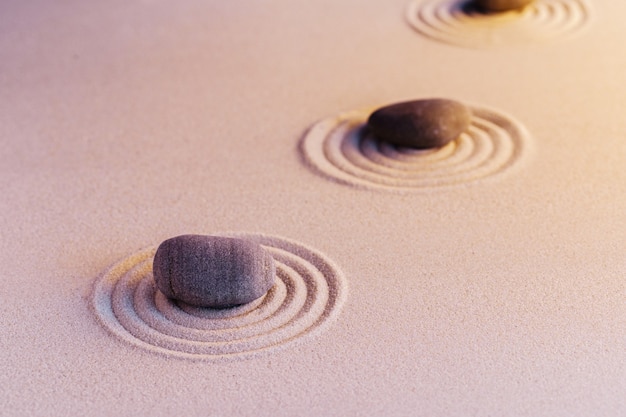 Foto pedras de jardim zen na areia com espaço de cópia de ornamento