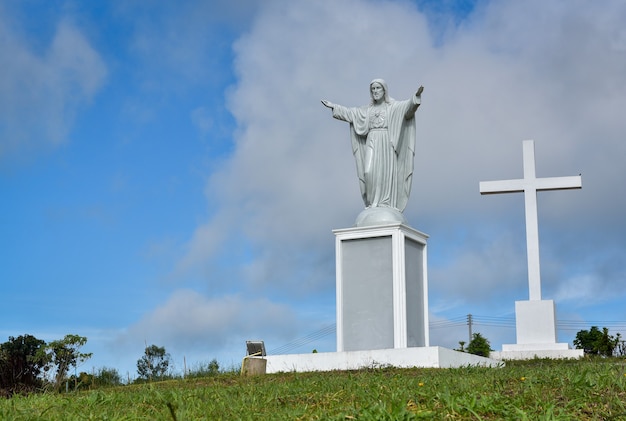 Pedras de mármore simulavam Jesus. Do cristianismo em uma igreja na província de Phetchabun, Tailândia 13/7/2018