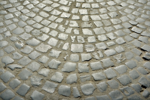 Pedras de pavimentação redondas velhas de pedras cinzentas