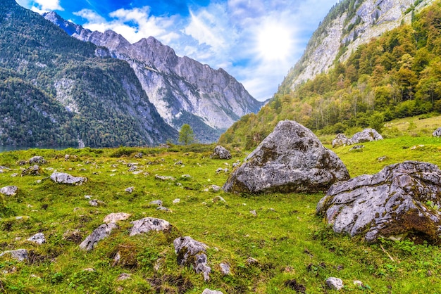 Pedras de pedregulho em Koenigssee Konigsee Berchtesgaden National Park Baviera Alemanha