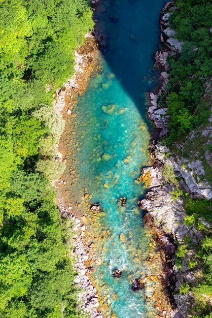 Foto pedras de vista superior em um rio de montanha