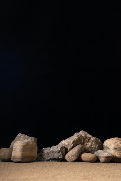 Pedras diferentes em uma superfície escura