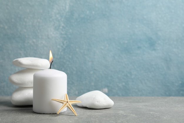 Pedras do mar, velas e seastar em fundo cinza, copie o espaço. Conceito de spa