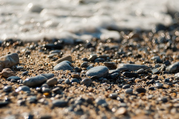 Pedras do sol de uma praia, pedras abandonadas
