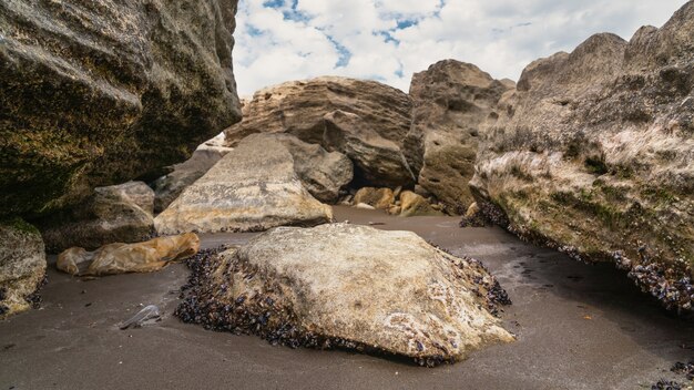 Pedras enormes na costa