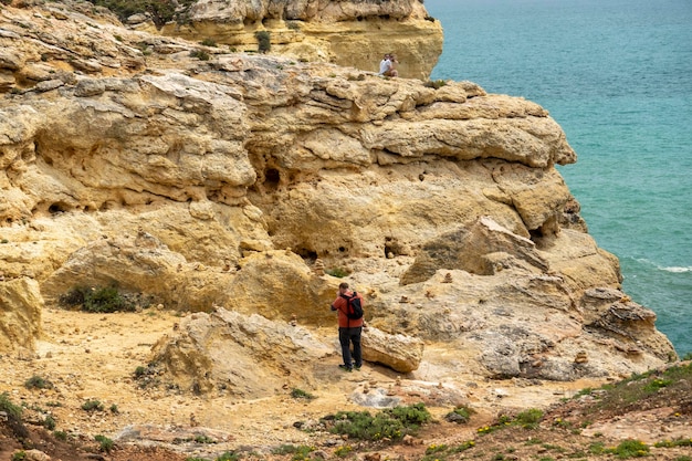 Pedras equilibradas empilhadas nas falésias