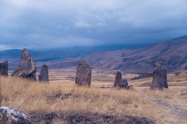 Pedras eretas megalíticas e túmulo de Zorats Karer ou monumento pré-histórico de Carahunge na Armênia Armênia Stonehenge fotografia de stock