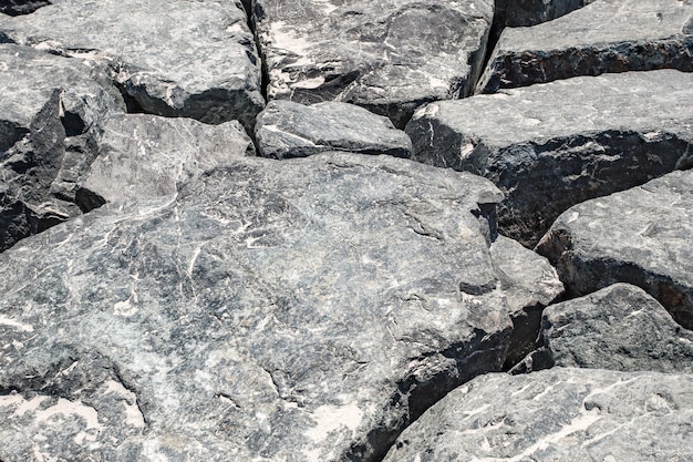 Pedras grandes pedras quebra-mares closeup fundo