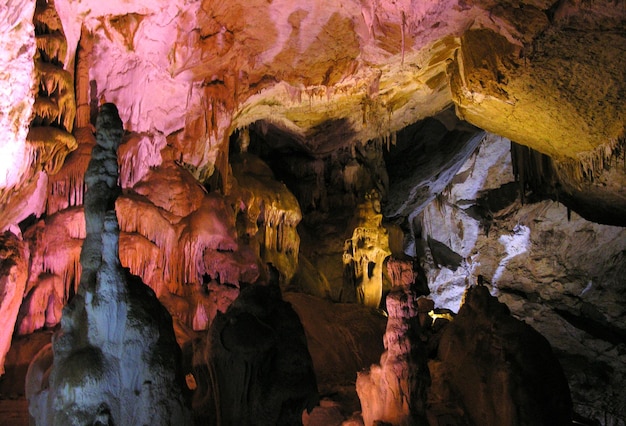 Pedras internas da caverna e estalagmite de estalactite