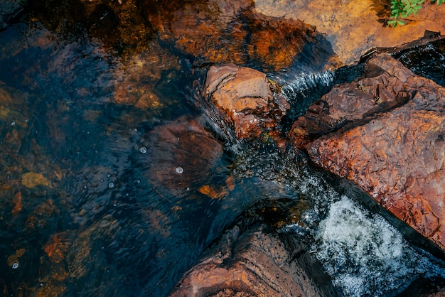 Pedras lisas em close-up de água de nascente.