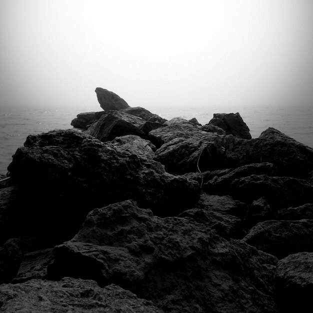 Foto pedras na costa contra o céu limpo