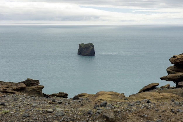 Pedras na costa contra o céu