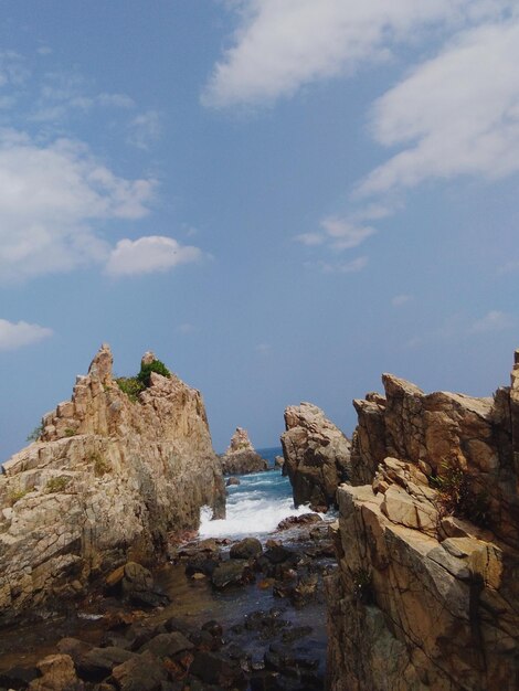 Foto pedras na costa contra o céu