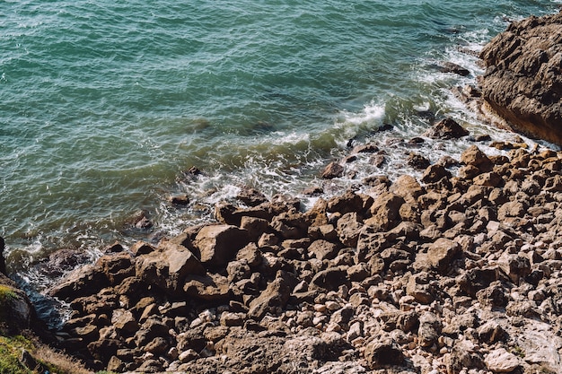 Pedras na costa marítima