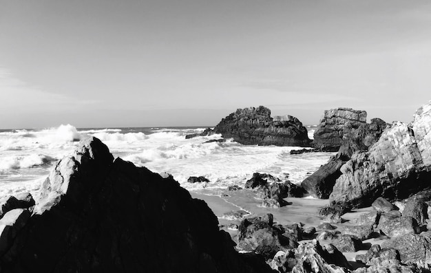 Foto pedras na praia contra o céu