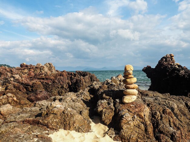 Foto pedras na praia no céu azul