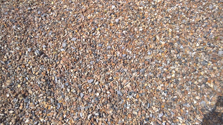 Foto pedras na praia.