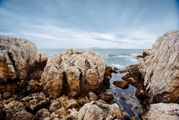 Foto pedras na praia