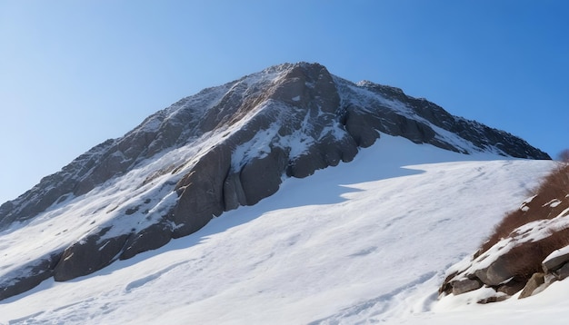 pedras nevadas nas montanhas