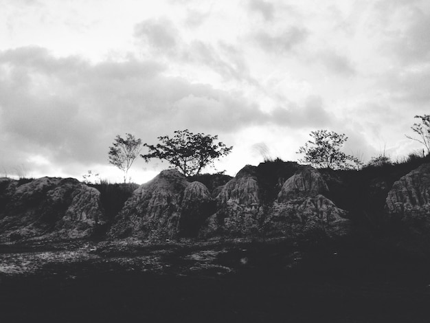 Foto pedras no campo contra o céu nublado