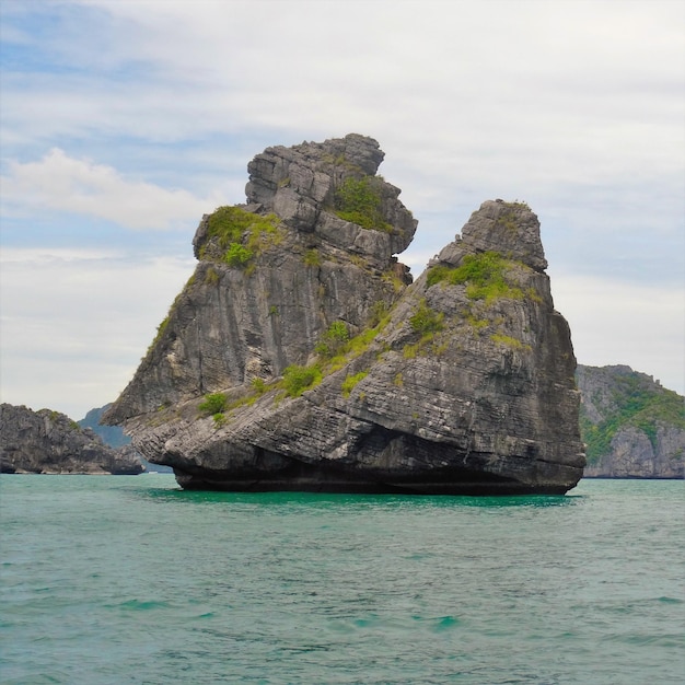 Pedras no mar contra o céu