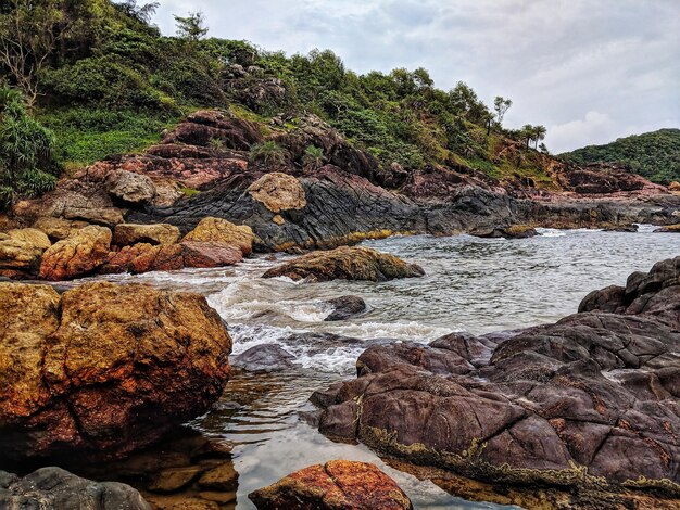 Foto pedras no mar contra o céu