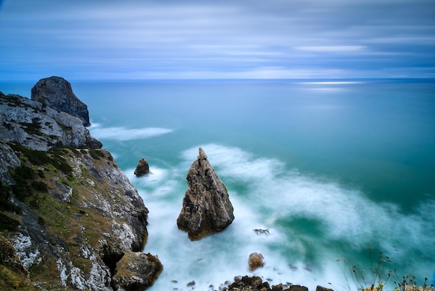 Pedras no mar contra o céu